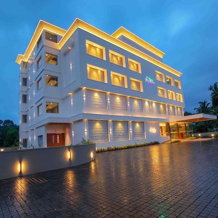 Park Residency Ayarkunnam Hotel Pullappalli Kültér fotó