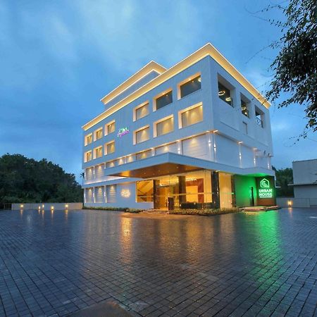 Park Residency Ayarkunnam Hotel Pullappalli Kültér fotó